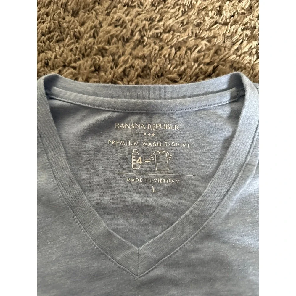 Banana Republic Men's Light Blue Eco Premium Wash V-Neck Tee Size Large
